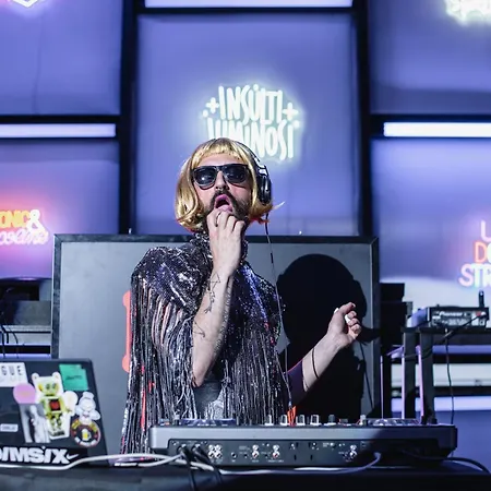 Yellowsquare 旅馆 *