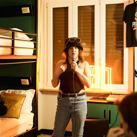 Yellowsquare 旅馆 *